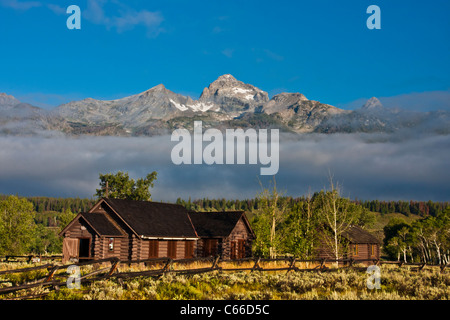 Grand Tetons Mountain Range und die Episcopal Chapel of the Transfiguration bei Sonnenaufgang im Grand Tetons National Park in Wyoming. Stockfoto