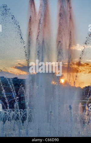 Spitze einer Wasserfontäne vor einem Sonnenuntergang Himmel Stockfoto