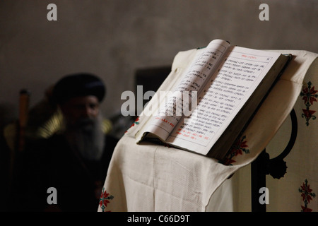 Die Bibel in Amharisch wird innerhalb des oberen Abschnitts der äthiopischen Kirche unter Kloster Deir El-Sultan gesehen, sich auf dem Dach der Kirche der Grabeskirche in alte Stadt von Ost-Jerusalem Israel befindet Stockfoto