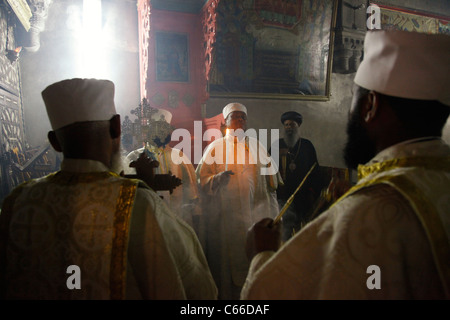 Äthiopisch-orthodoxe Christen beten in der "Vier Tiere"-Kapelle im Deir El-Sultan-Kloster, das sich auf dem Dach der Grabeskirche in der Altstadt von Jerusalem Israel befindet. Stockfoto