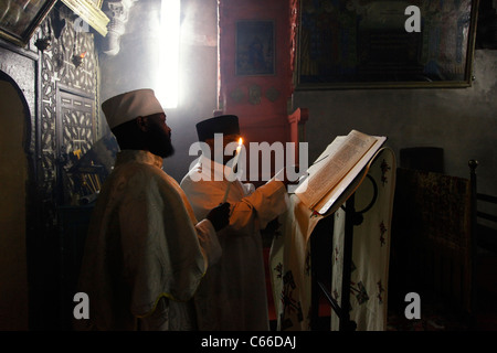 Äthiopisch-orthodoxe Christen beten in der "Vier Tiere"-Kapelle im Deir El-Sultan-Kloster, das sich auf dem Dach der Grabeskirche in der Altstadt von Jerusalem Israel befindet. Stockfoto