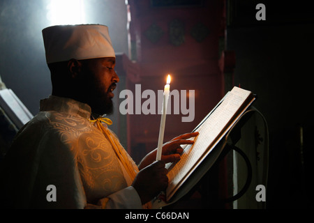 Äthiopisch-orthodoxe Christen beten in der "Vier Tiere"-Kapelle im Deir El-Sultan-Kloster, das sich auf dem Dach der Grabeskirche in der Altstadt von Jerusalem Israel befindet. Stockfoto