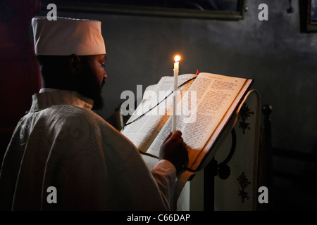 Äthiopisch-orthodoxe Christen beten in der "Vier Tiere"-Kapelle im Deir El-Sultan-Kloster, das sich auf dem Dach der Grabeskirche in der Altstadt von Jerusalem Israel befindet. Stockfoto