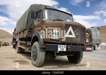 Indischen Border Security Force LKW auf einer Himalaya-Berg-Autobahn in Ladakh Indien Stockfoto