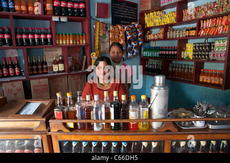 zwei Frauen hinter der Theke im Lebensmittelgeschäft. Paro. Bhutan Stockfoto