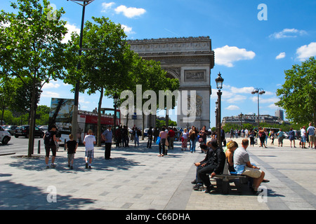 Touristischen versammelten sich in der Nähe des Arc de Triomphe in Paris Stockfoto