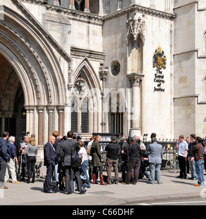 Masse der Medien Menschen, darunter Journalisten, Reporter, Fotografen und Kameraleute während der Zuschauer auf Fahrbahn in Royal Courts of Justice Strand London UK Stockfoto