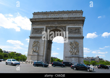 Verkehr rund um den Arc de Triomphe in Paris Stockfoto