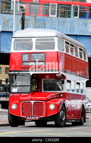 Vorderansicht des Londoner Verkehr Öffentlicher Verkehr red Double Decker klassische historische Routemaster Bus & Fahrer in der Kabine auf der Route 15 die Route Kulturerbe UK Stockfoto