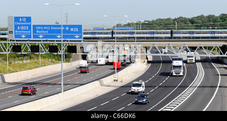 Verkehrsinfrastruktur Eisenbahnbrücke & Personenzugwagen über den Straßenverkehr an der Kreuzung 28 M25 Autobahn Brentwood Essex England UK Stockfoto