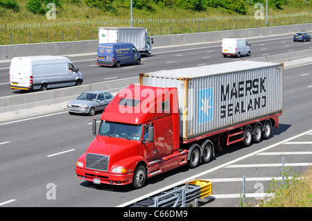 Lkw Volvo Lkw Lkw & artikuliert Anhänger geladen Maersk Shipping Container Fahrt entlang der Autobahn (Firma Daten aus roten Lkw entfernt) England England Stockfoto