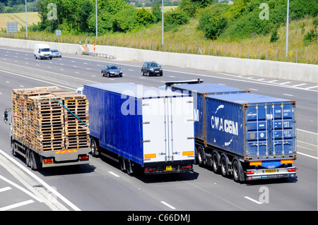 Zurück Blick auf drei LKW LKW LKW fahren auf vierspurigen Autobahn M25 Zwei mit Sattelauflieger überholen Last von Paletten England Großbritannien Stockfoto