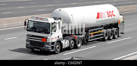 British Oxygen Company BOC flüssiges Gasmaterial in knickgelenktem Tankwagen und LKW-Lkw, die auf der Londoner Autobahn M25 fahren, England Vereinigtes Königreich Stockfoto