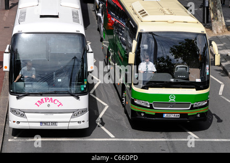 Antenne Vögel Auge Ansicht von oben nach unten zwei Trainer Busfahrer an der Ampel warten Ihre Trainer in London England Großbritannien zu fahren Stockfoto