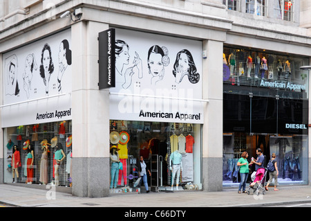 Die London Street Szene shop Front von American Apparel retail Clothing Store Geschäft an der Ecke einkaufen Lage Kensington High Street, England Großbritannien Stockfoto