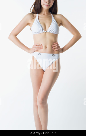 Frau im Bikini stehen Stockfoto