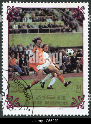 Nordkorea - 1985: Eine Briefmarke gedruckt in Nordkorea, zeigt der letzte World Cup 1974, Niederlande - Bundesrepublik Deutschland Stockfoto