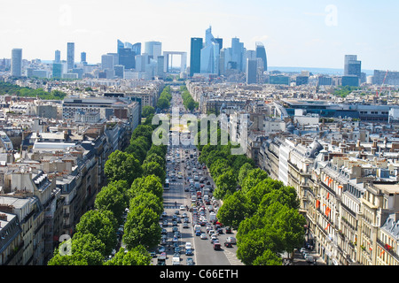 Auf der Suche nach unten Avenue De La Grande Armee in Richtung La Défense in Paris Stockfoto