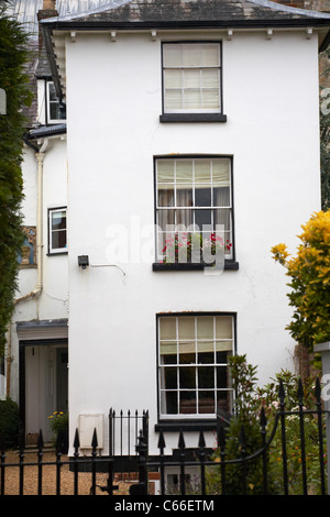 Teil einer 3-stöckigen Terrasse mit weißen Häusern in Romsey, Hampshire, Großbritannien im August Stockfoto