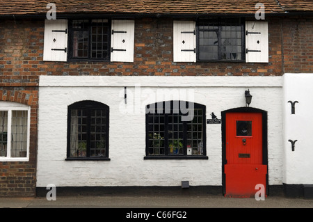 Eine rote Tür auf der Vorderseite eines weißen gemalten Gebäudes in Altstadt Chesham Bucks UK Stockfoto