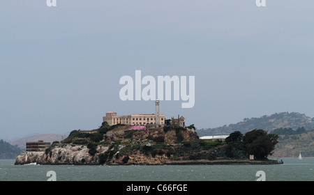 Das ehemalige Gefängnis-Insel Alcatraz betrachtet von Pier 39 Stockfoto