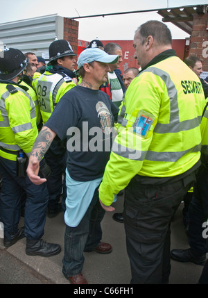 Der Betrieb von Devon und Cornwall Polizei Fußball Gewaltprävention an der Npower League 1 match zwischen Fans aus Exeter Ci Stockfoto