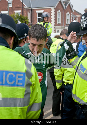 Der Betrieb von Devon und Cornwall Polizei Fußball Gewaltprävention an der Npower League 1 match zwischen Fans aus Exeter Ci Stockfoto