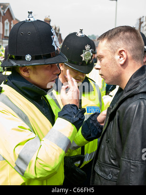 Der Betrieb von Devon und Cornwall Polizei Fußball Gewaltprävention an der Npower League 1 match zwischen Fans aus Exeter Ci Stockfoto