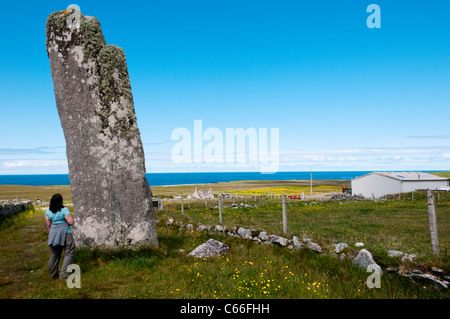 Clach ein Trushal Stein stehend, oder Stein des Mitgefühls an der NW-Küste der Isle of Lewis auf den äußeren Hebriden. Stockfoto