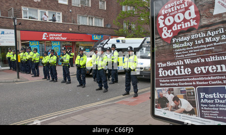 Der Betrieb von Devon und Cornwall Polizei Fußball Gewaltprävention an der Npower League 1 match zwischen Fans aus Exeter Ci Stockfoto