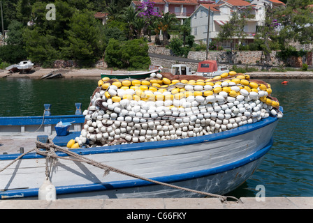 ein Fischerboot mit einem Fischernetz im Hafen von Jelsa in Kroatien Stockfoto