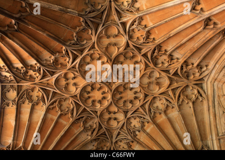 [Fan-gewölbte Decke] der Veranda [Tewkesbury Abbey], Tewkesbury, Gloucestershire, England Stockfoto