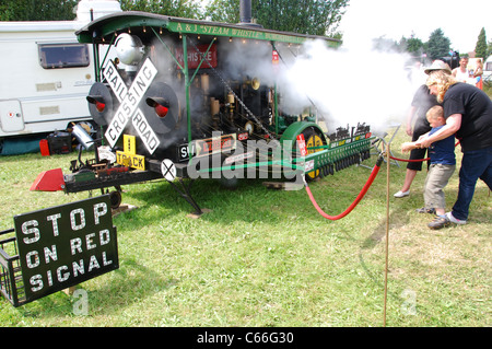 Menschen und Autos bei Oldtimer Treffen Hertfordshire, Vereinigtes Königreich Stockfoto