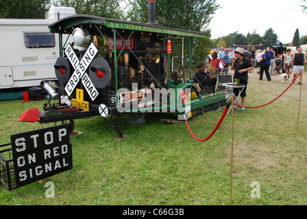 Menschen und Autos bei Oldtimer Treffen Hertfordshire, Vereinigtes Königreich Stockfoto