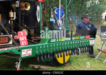 Menschen und Autos bei Oldtimer Treffen Hertfordshire, Vereinigtes Königreich Stockfoto