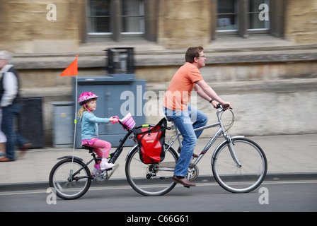 Vater und Tochter Oxford United Kingdom Radfahren Stockfoto