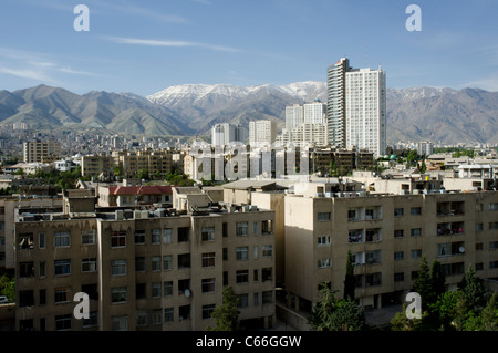 Blick auf nördlich von Teheran und die Alborz Berge aus einer Wohnung im Shahrak-e-Gharb im Norden westlich von Teheran Stockfoto