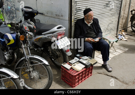 Greis, Verkauf von Transistor-Radios vor einem Geschäft in der Innenstadt von Teheran, Iran Stockfoto