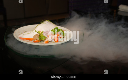 Molekularküche, rote Curry serviert über flüssigen Stickstoff in Bangkok, Thailand Stockfoto