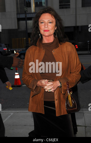 Jacqueline Bisset im Ankunftsbereich für MIDNIGHT IN PARIS Premiere, Samuel Goldwyn Theater am AMPAS, Los Angeles, CA 18. Mai 2011. Foto von: Elizabeth Goodenough/Everett Collection Stockfoto