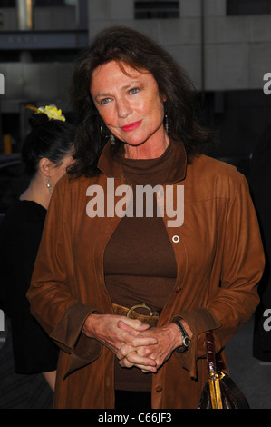 Jacqueline Bisset im Ankunftsbereich für MIDNIGHT IN PARIS Premiere, Samuel Goldwyn Theater am AMPAS, Los Angeles, CA 18. Mai 2011. Foto von: Elizabeth Goodenough/Everett Collection Stockfoto