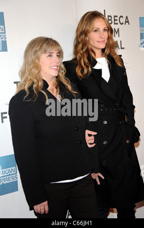 Lisa Roberts Gillan, Julia Roberts im Ankunftsbereich für JESUS HENRY CHRIST Welt-Premiere auf dem Tribeca Film Festival 2011, BMCC Tribeca Performing Arts Center, New York, NY 23. April 2011. Foto von: Desiree Navarro/Everett Collection Stockfoto