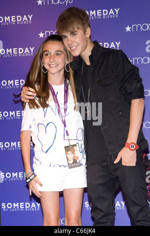 Justin Bieber bei Instore-Auftritt für Justin Bieber SOMEDAY Fragrance Launch, Macy's Herald Square Kaufhaus, New York, NY 23. Juni 2011. Foto von: Lee/Everett Collection Stockfoto