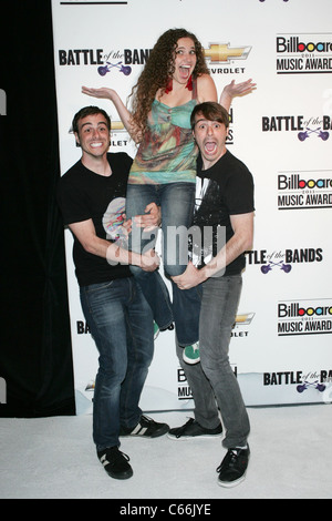 Joe Pepe, Joelle Kittrell, Michael Pepe, der Side By Side in Anwesenheit für Billboard Cruze-Ing auf Vegas Battle of Bands, Fremont Street Experience, Las Vegas, NV 18. Mai 2011. Foto von: James Atoa/Everett Collection Stockfoto