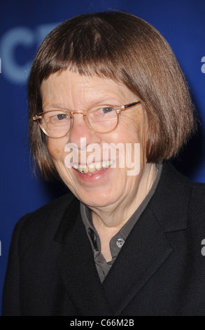 Linda Hunt im Ankunftsbereich für CBS Upfront Präsentation für Herbst 2011, The Tent im Lincoln Center, New York, NY 18. Mai 2011. Foto Stockfoto