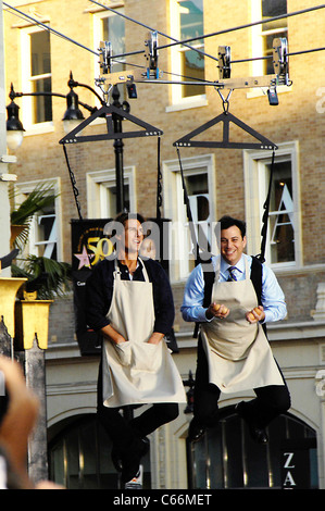 Tom Cruise, Jimmy Kimmel bei Talkshow auftritt für Jimmy Kimmel Live, Hollywood Blvd., Los Angeles, CA 25. Juni 2010. Foto von: Michael Germana/Everett Collection Stockfoto