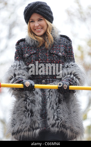 Kylie Minogue in Anwesenheit für 84. jährlichen Macy's Thanksgiving Day Parade, New York, NY 25. November 2010. Foto von: Kristin Stockfoto