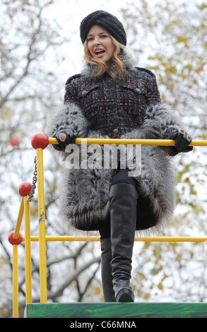 Kylie Minogue in Anwesenheit für 84. jährlichen Macy's Thanksgiving Day Parade, New York, NY 25. November 2010. Foto von: Kristin Stockfoto