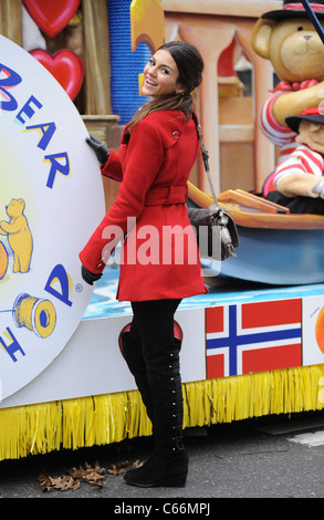 Victoria Justice in Anwesenheit für 84. jährlichen Macy's Thanksgiving Day Parade, New York, NY 25. November 2010. Foto von: Kristin Callahan/Everett Collection Stockfoto