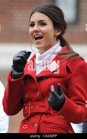 Victoria Justice in Anwesenheit für 84. jährlichen Macy's Thanksgiving Day Parade, New York, NY 25. November 2010. Foto von: Kristin Callahan/Everett Collection Stockfoto